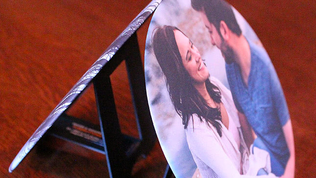 Magnetic Easel Photo Display